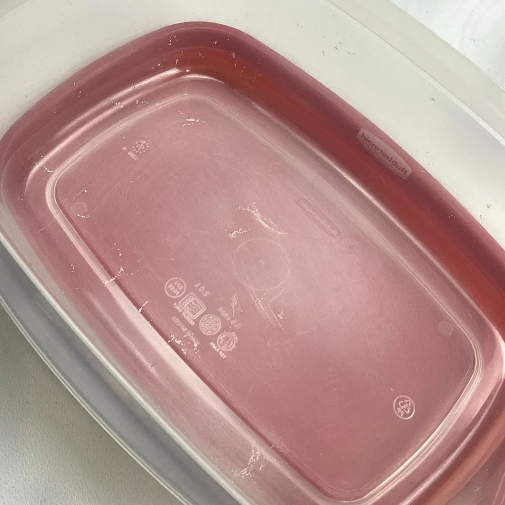 12 Piece Rubbermaid Containers (6 containers with 6 lids)